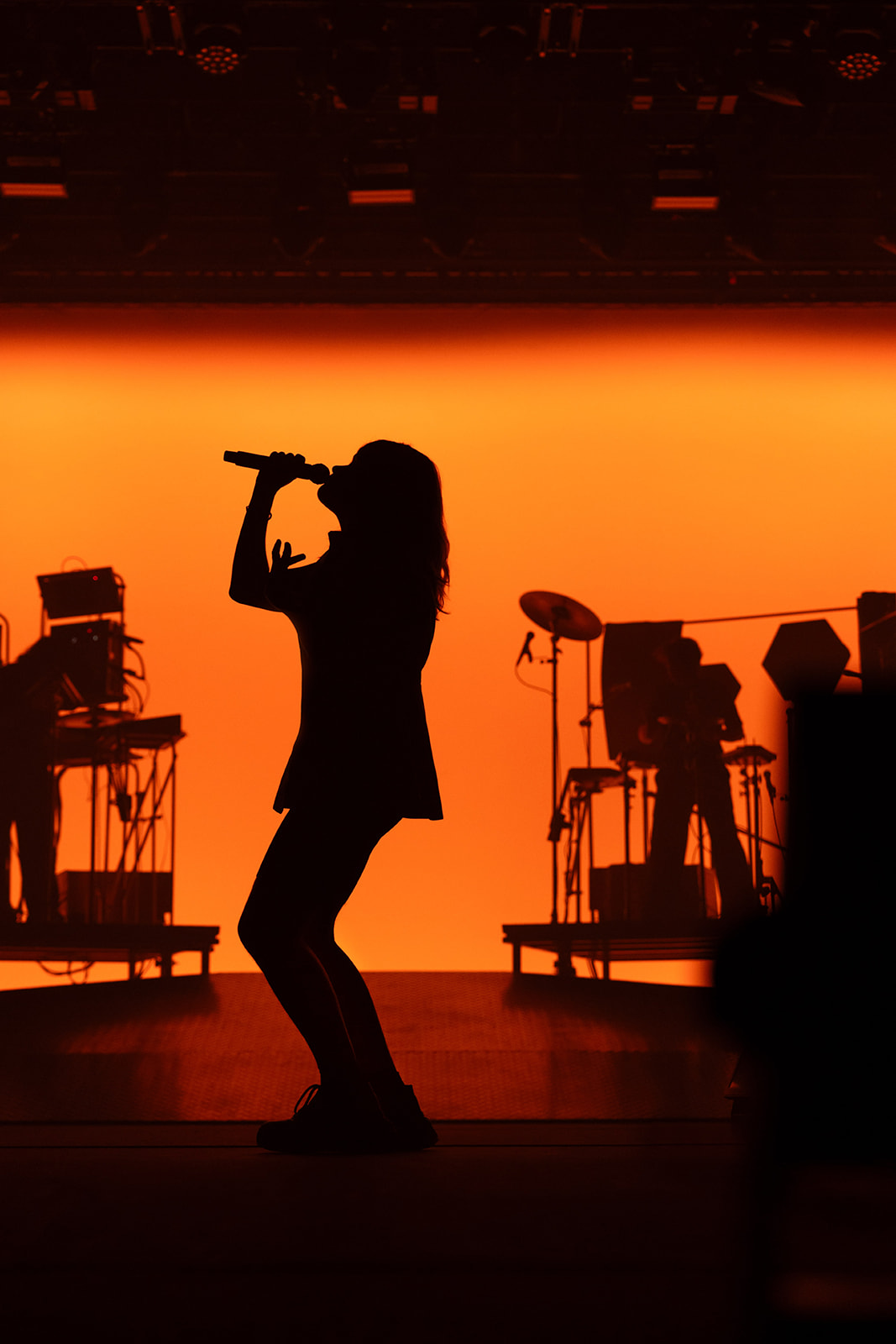 Zaho de Sagazan – lumière brute et scène sombre